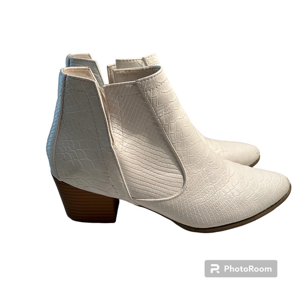 White Snakeskin Ankle Booties with Pointed Toe | Size 9 - Picture 6 of 9